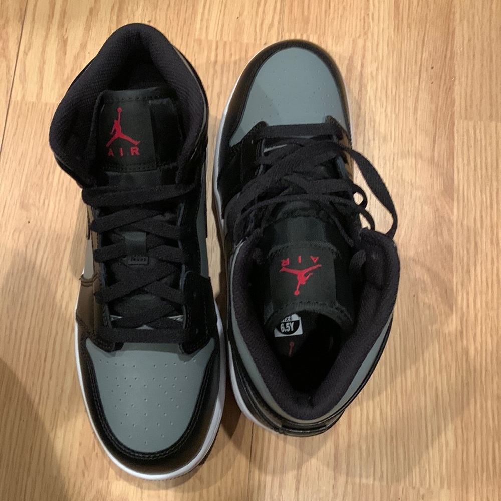 Air Jordan 1 mid black red gray